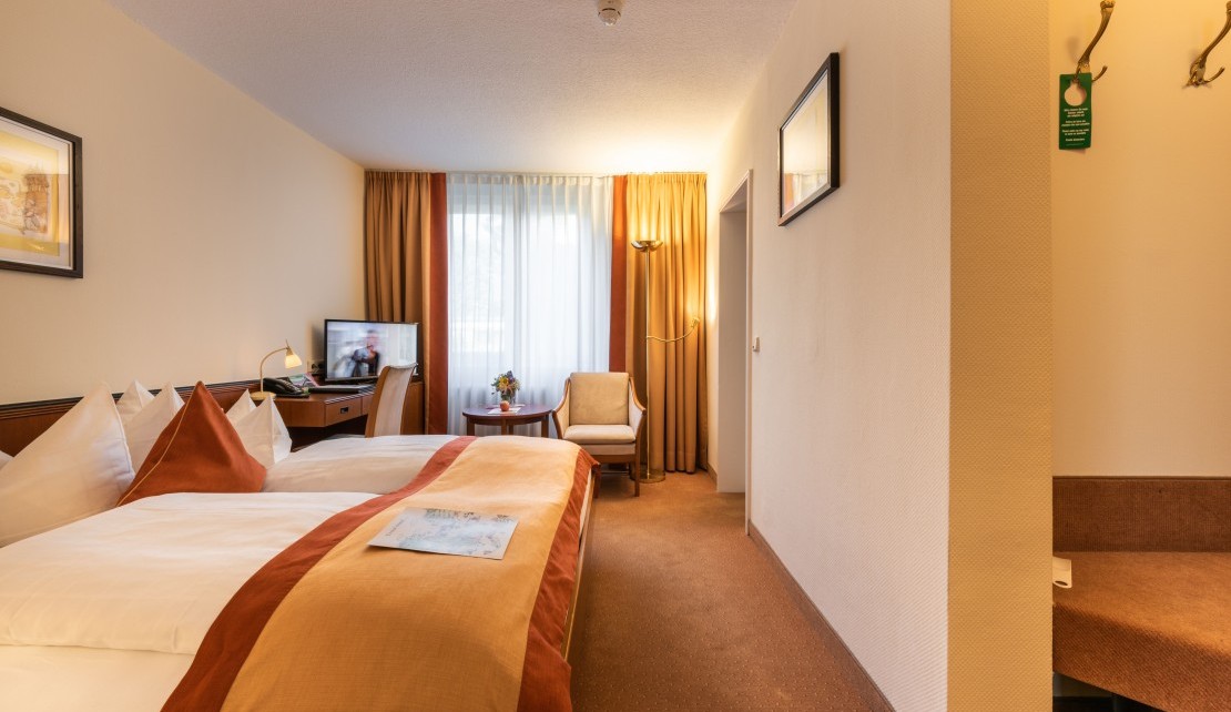 Doppelzimmer 29 mit Garderobe 7360x4912