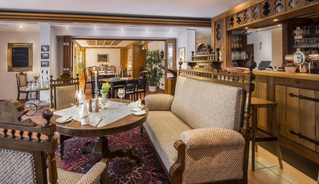 Blick Thekein Antikstube 7359x4192