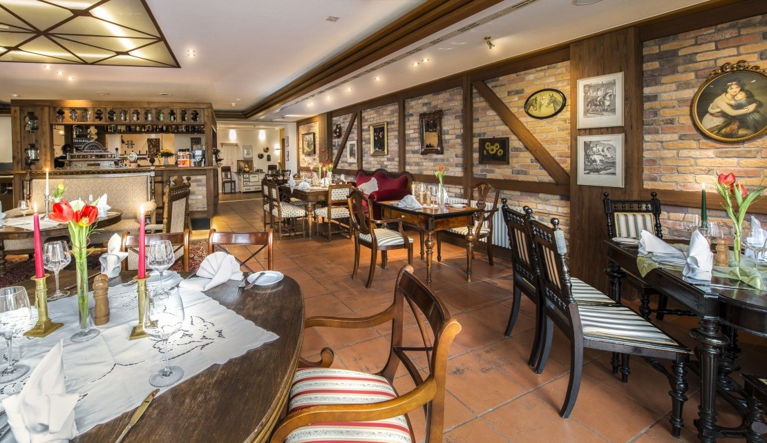 HufschmiedevonFensterzuHoteleingang 7168x4075