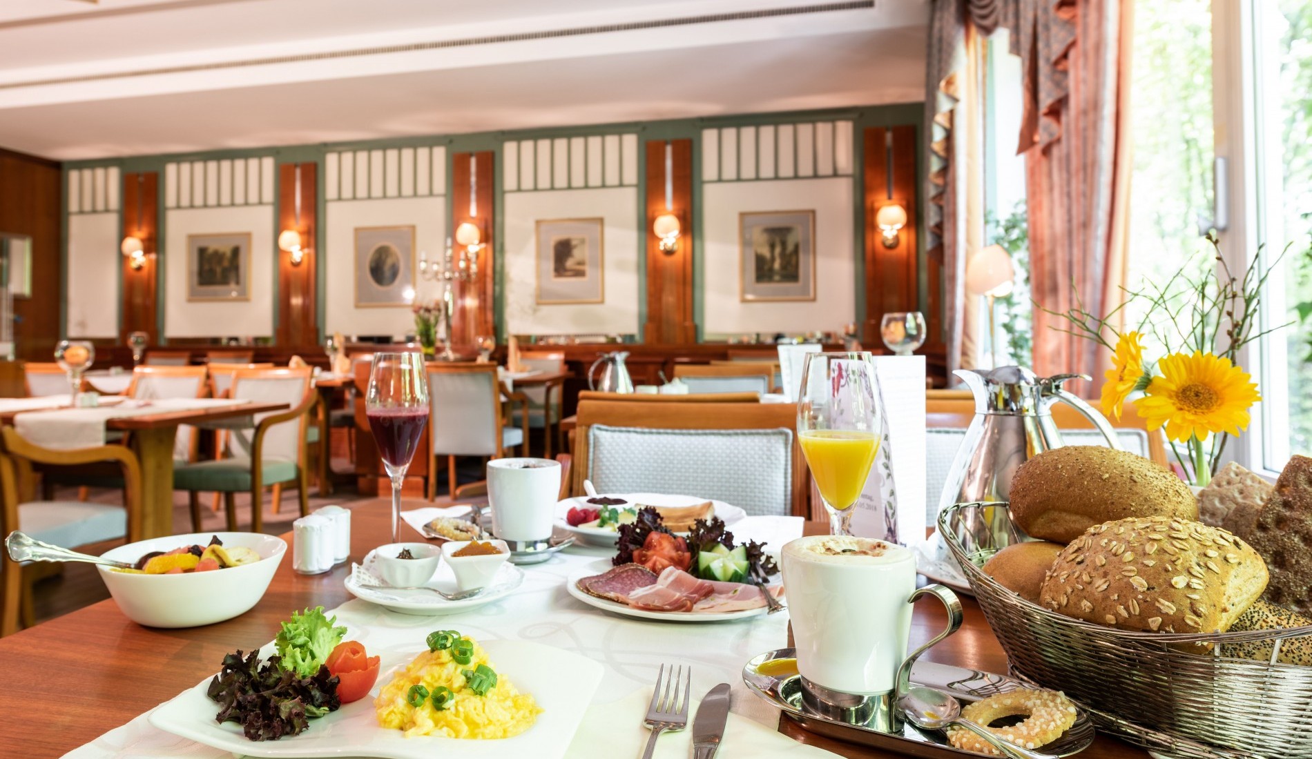 Fruehstueckstisch 7215x4815