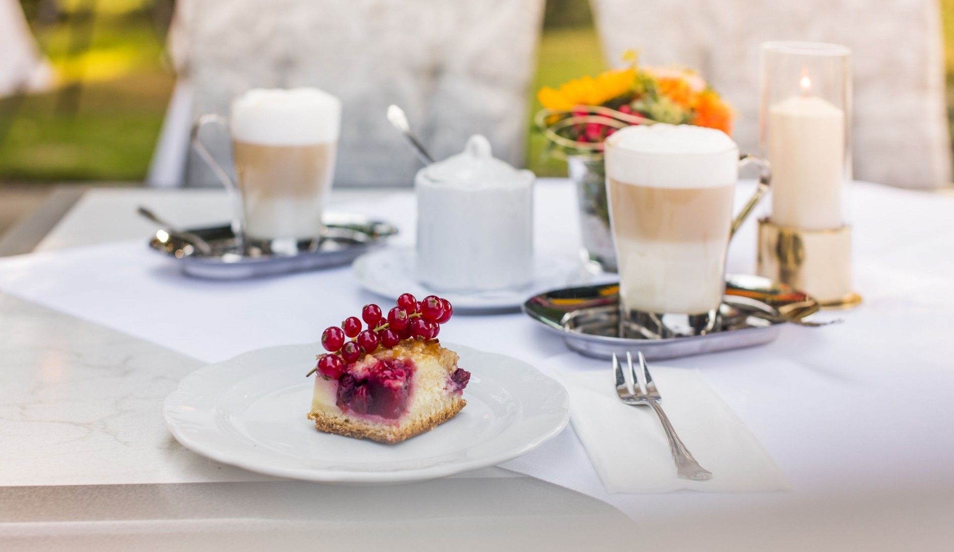 Nahaufnahme Kaffeearrangement Terrasse 5558x3770